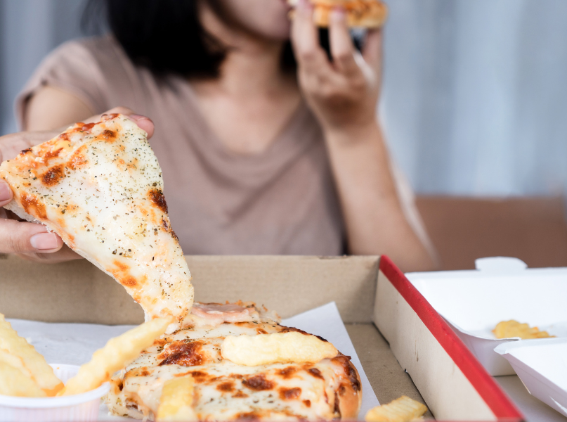 Objadanie się słodyczami – kiedy jedzenie zastępuje emocje?