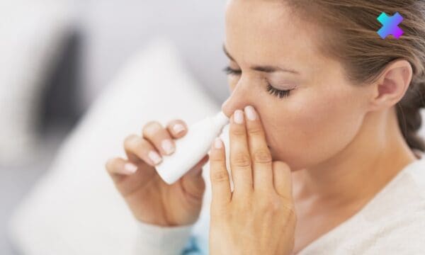 kobieta używa krople do nosa