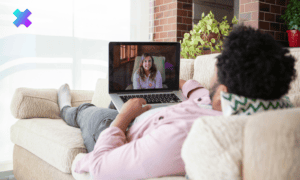 Osoba rozmawia online o lęku uogólnionym na konsultacji telemedycznej.