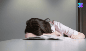 Osoba z przewlekłym zmęczeniem odpoczywa po długim dniu, szukając ulgi i regeneracji.