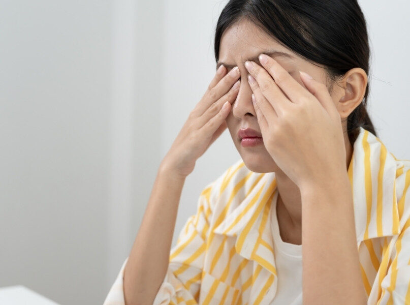 Uczucie ciała obcego w oku – dlaczego boli, choć nic nie widać?