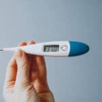 Dreszcze i stan podgorączkowy bez infekcji – kiedy przyczyną może być stres? gorączka psychogenna